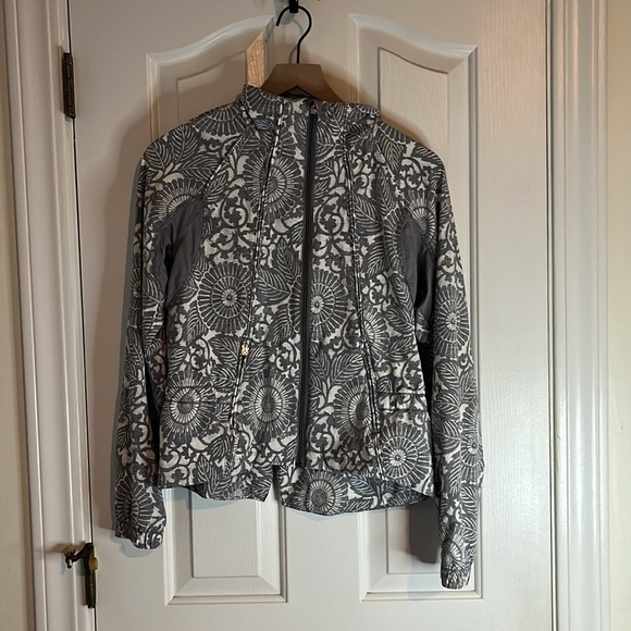 Lululemon | Travel To Track Jacket Beachy Floral White Fossil Athleisure Size 4 - Picture 9 of 16